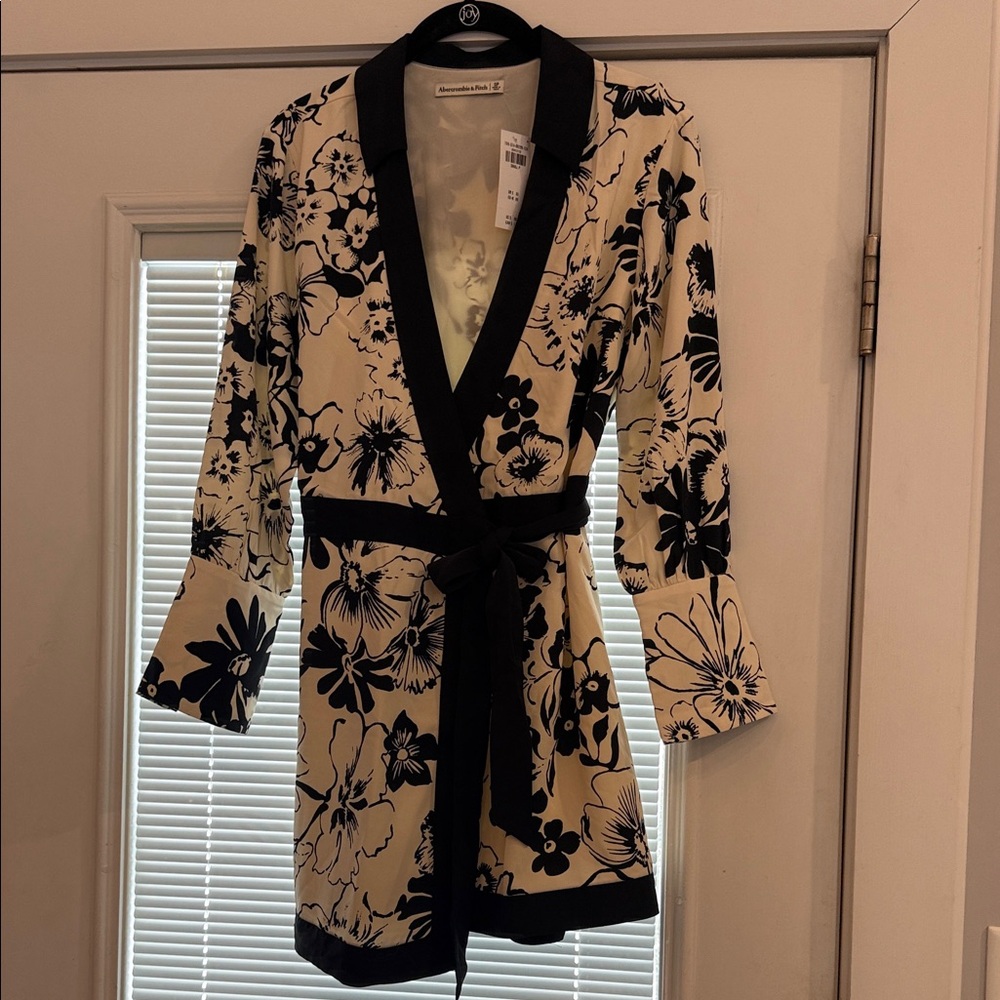 Abercrombie & Fitch Black and Cream Floral Women's Wrap Dress PS